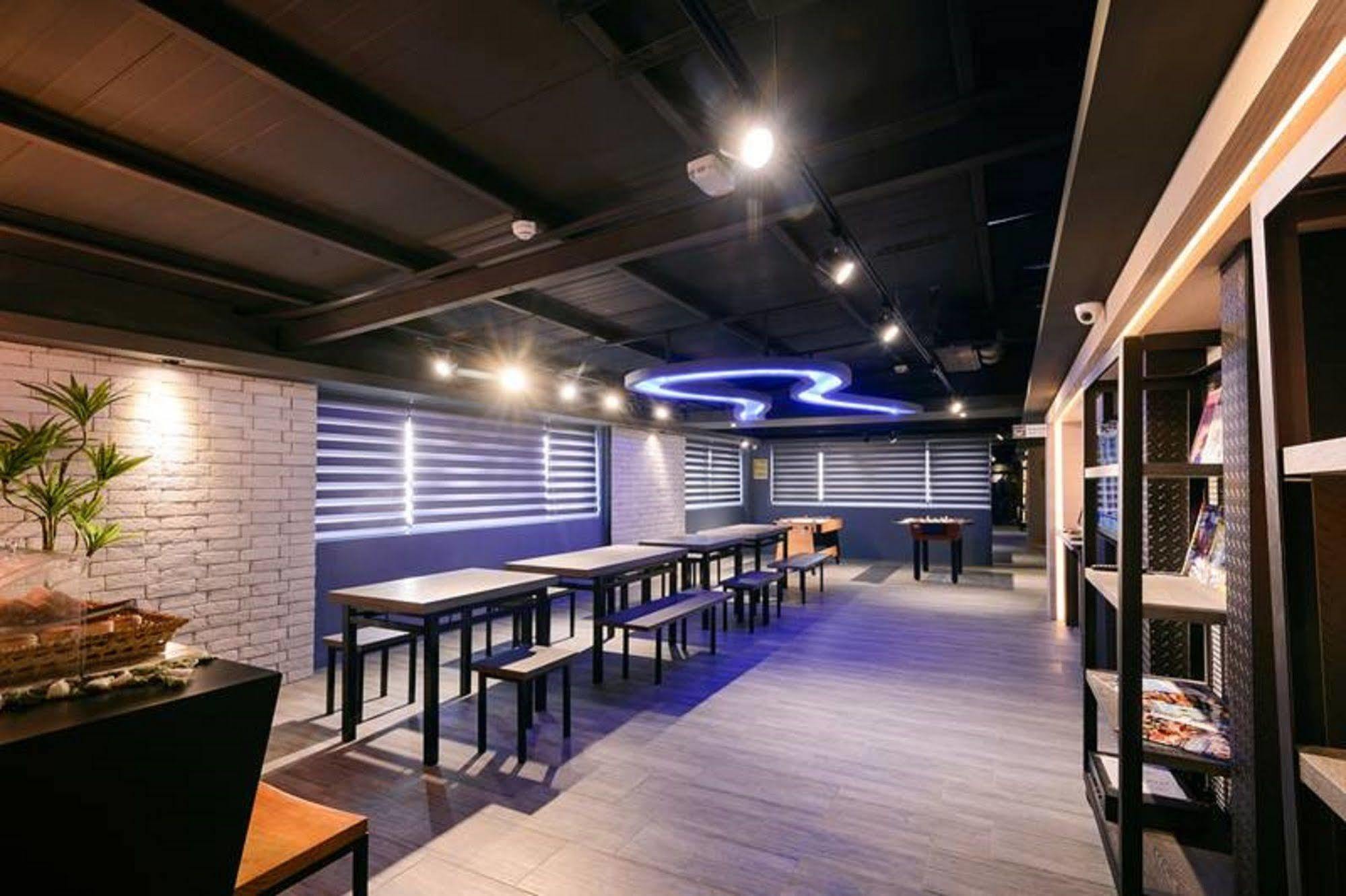 Kiwi Express Hotel-Taichung Station II Dış mekan fotoğraf
