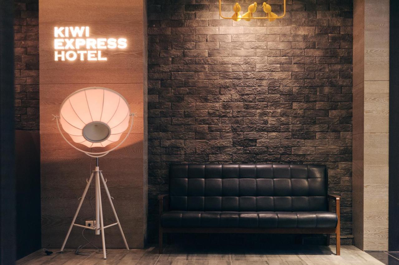 Kiwi Express Hotel-Taichung Station II Dış mekan fotoğraf